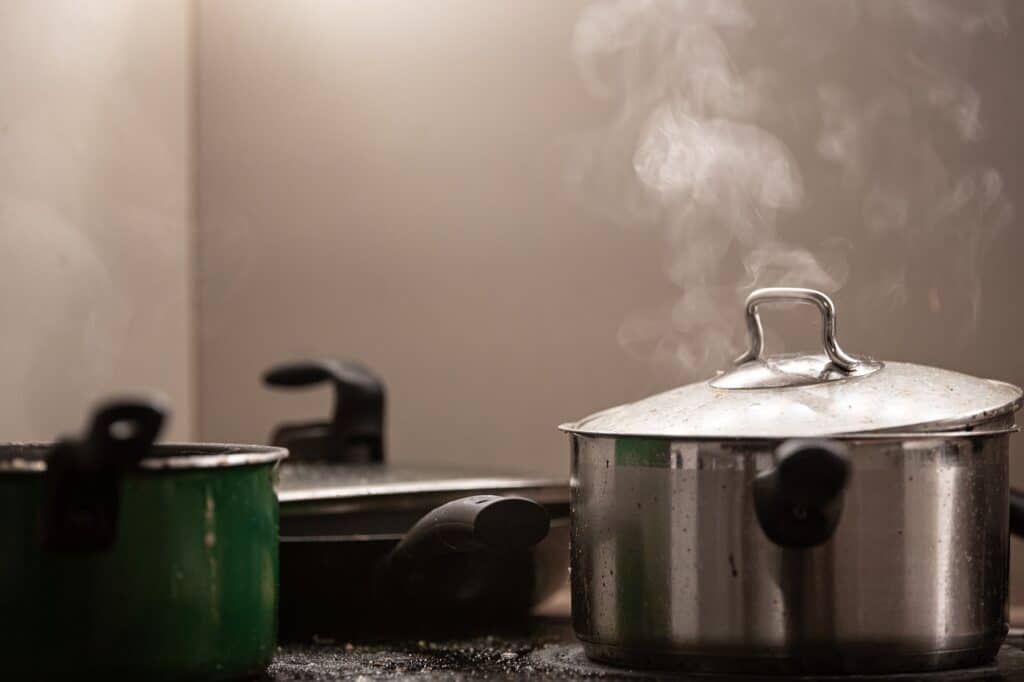 Comment bien entretenir ses casseroles et poêles pour prolonger leur durée de vie ?